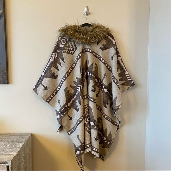 Black Swan-Aztec Faux Fur Collar Fall/Winter Poncho - Picture 8 of 13